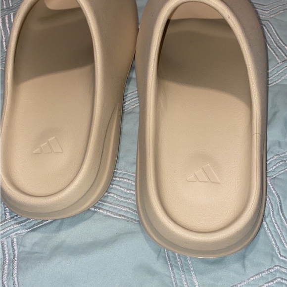 Yeezy Slides - Picture 4 of 8